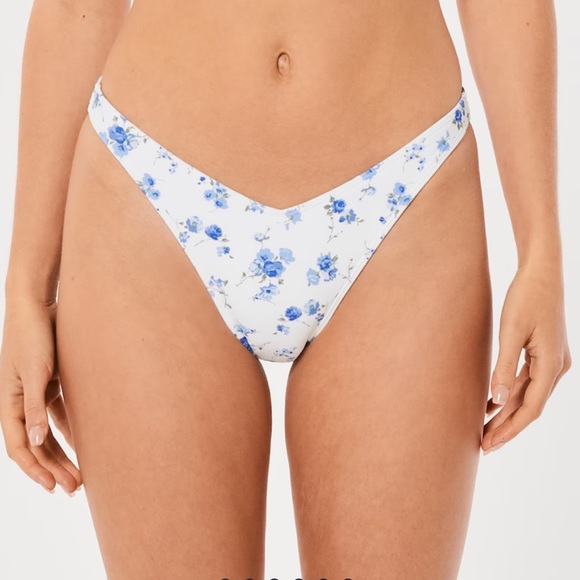 Hollister Women's Ruffle Triangle
Bikini Top and matching bottoms - Picture 3 of 5